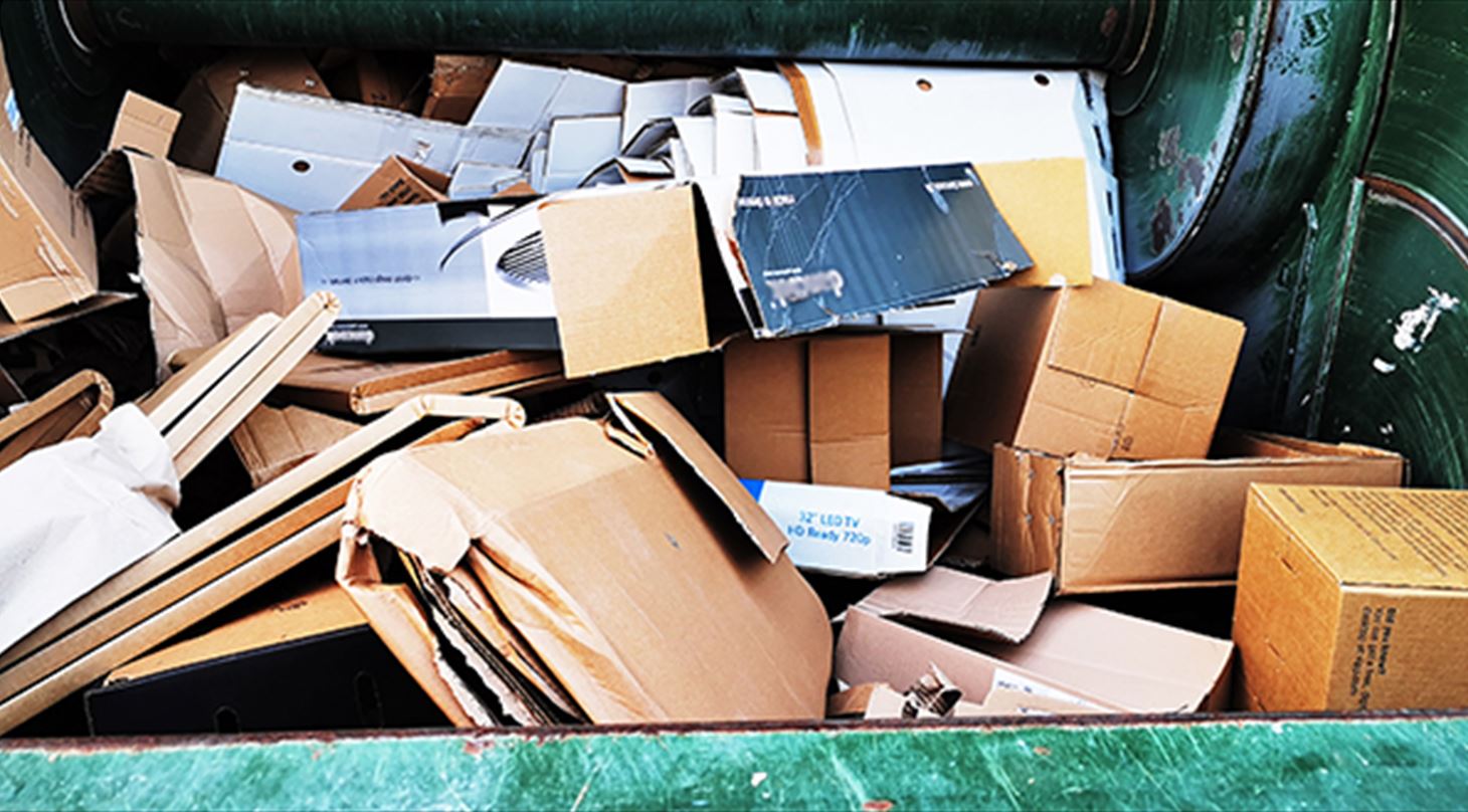Billedet viser en masse forskellig pap i en genbrugscontainer. Billedet er brugt til lederen i Plast og Emballages Medlemsinformation nr. 3-2020